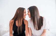 lesbianas besandose besan abrazan suavemente reunieron homosexuales gathered homosexual besándose