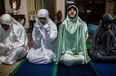 transgender muslim muslims prayer static01 pray