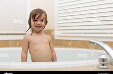 badewanne tub mädchen vertrauensvoll kleinkind alamy wasserhahn lächelnd mutter freien