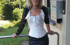 mature granny random hübsche women mom hot old tumblr fashion skirt leather corset frau woman reife gemerkt von collar visit