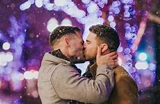 beijando homem apaixonado lgbt casal beaux casais besándose gays novios iraqi lpsg ift salvato