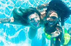 underwater friends diving tuffano crushpixel dyka simbassäng vänner undervattens