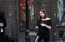 dominatrix humiliated publicly domina halsband streets caged stockfotos