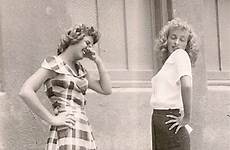 snapshots captured skirts anos teenagers vintag photography nostalgiarama thevintagenews guardado