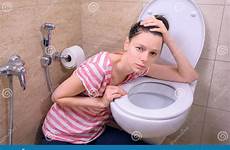 vomita donna ubriaca mattutina stanca sbornia pavimento seduta macchina bagno fotografica