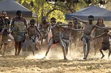 aboriginal aborigines aboriginals dancers aborigin dances budaya matadornetwork urloplandia australien outback abo