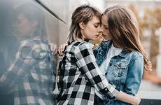 lesbians lesbiens hugging kissing beijando lavender lésbicas teasing audrey hollander