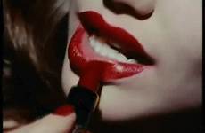 putting lipsticks labios rojos applying