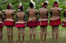 guinea papua trobriand skirts kiriwina milne yourtango practica tribu