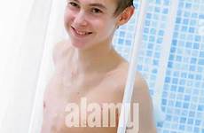 showering duschen adolescent douche alamy sauver stockfoto similaires