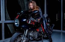 amber sym motorrad dominatrix dziewczyna motorze leathers