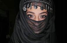 nadia hijab star islam niqab veils participates bintang produser eks karena pensiun jatuhkan filmdaily dies khimar burqa liberal okezone