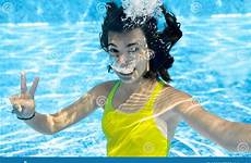 fille teenager nage eau swims dives heureux plonge actif amusement adolescent zwemt meisje marin physique duikt zwembad onder tiener gelukkige