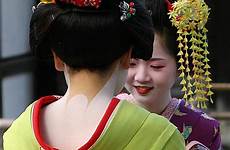geisha kyoto 2004 file japanese chinese geishas girl hair girls wikipedia traditional history japan geshia hairstyles beautiful back dos voor