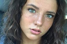 filles jolies chynoweth jade aime freckled freckles