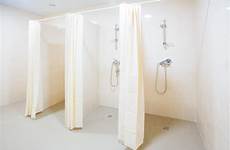 douches openbare doucheruimte grijze muren vloer lege heldere verscheidene lichte