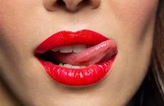 licks rossetto rosso labbra acima lambe feche bordos batom vermelho tongue ellen cserepes licked tipp bodylanguagecentral