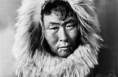 inuit eskimo inuits inupiat posterazzi c1926 eaters alaskan vestuarios primeros inupiaq nan norte rolled culturas modas parkas nativos gaia sm