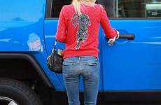 anna faris jeans tight denim slim pins shows her super legs fitted struggles beverage hold flaunts back keep she actress