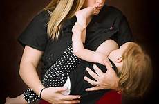 breastfeeding breastfeed tara allattano mamme uniforme labor popsugar