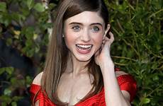 natalia dyer stranger premiere thefappening colby danielle satiny theplace2 fappening nancy hawtcelebs atores