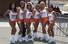 hooters chicas