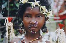 papua trobriand guinea indigenas