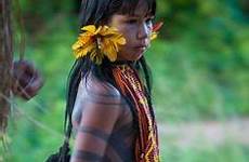 xingu tribes indigenous kayapo indios amazonian rainforest brasileiros borneo makeup iny brazilians americans pará altamira jeune fille