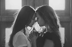 leblogdelamechante soeur lesbien lesbiens kissing yin sorelle mãe filha underwater marilyn lgbt poses ami meilleur brigitteferrara enregistrée