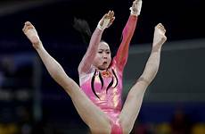 huang gymnastics gymnastique gymnast bars qualification aspire doha uneven competes
