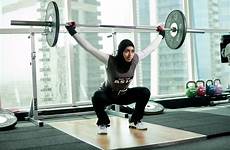 weight muslim women sport female lifters arab al training weightlifters amna haddad emirates united weightlifting lifting ramadan body amid glares
