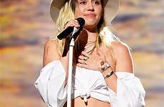 miley cyrus singing cries while menangis nyanyi performs usmagazine onstage noah