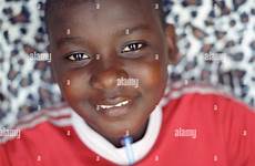 teenaged hemd rotes jungen kenia schaut afrikanischen trägt stockfotos stoff lächeln