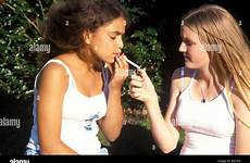 cigarettes teens jeunes adolescenti alamyimages jeune fumer adolescents