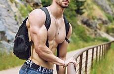 sexy dudes muscular guapos hunks corpo baño männer washboard backpacks removal hiker hunky