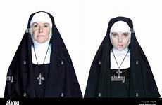 nuns nonnen priests kloster cloister katholisch priester bestellung schwestern altersunterschied porträt glauben stockfotos