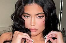 kylie jenner exibe cima curvas dispensa claro reina clique em qué posado arrasa explosivo quente ouro banhada poderoso