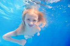 swimming meisje onderwater zwemmend zwemmer vrouwelijke gutsen