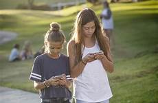 adolescentes candid jovenes aire celular mandan muchachas bailarinas texting fono vil