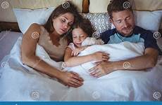 dorme famiglia cama duerme caucasico