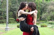 kissing lesbian prom pose twitter happening
