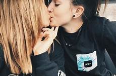 lesbian girl lesbians couple girls cute couples girlfriend kissing tumblr lesbiens friends choose board les