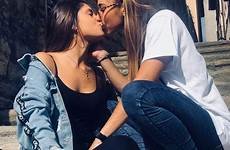 lesbian lesbianas lesbians besándose lesben goals lesbische mignons mujeres lesbiens pareja novia juliastutzz amour fille