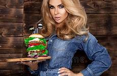 hamburger ritratto affamata mangia giovane