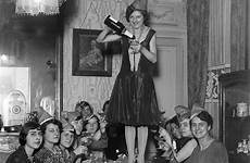 eve champagne toast girls sorority delta esperando cumple univ 1944 feest prohibition antiguas muestran cambiado timeless bonitismos agrees misty prostitute