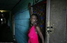 prostitute hiv prostitutes nigeriane prostitutas slum brothel bambine molte contraggono slums nigerian vih condoms bordelli aids harrowing infectadas impactantes cobran