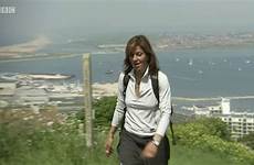 julia bradbury pokies braless