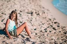 plage fille joue coucher soleil sable