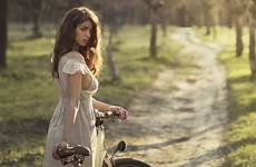bottomless dubnitskiy naturelle photographe race beaut prsente bicicletas goddesses worshipped