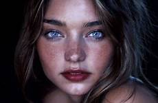 yeux bleus brune rousseur taches belles tache archzine